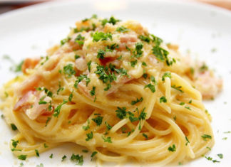 Przepis na spaghetti alla carbonara - jak zrobić makaron carbonara?