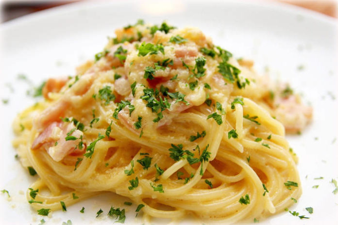 Przepis na spaghetti alla carbonara - jak zrobić makaron carbonara?