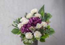 kompozycje_na_cmentarz_purpurowa_dalia_biale_gozdziki